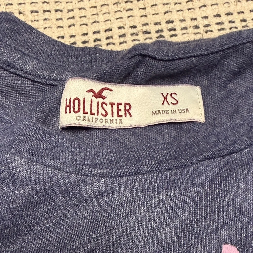 🔥🔥5/$25! Hollister Navy Gray Sleeveless Tank Top with Pink Heart Logo - Picture 2 of 5